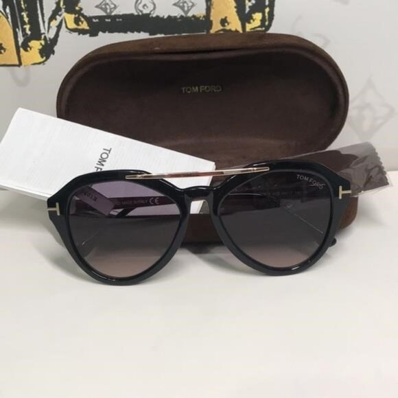 Tom Ford TF576 01B Lisa-02 Sunglasses – Black/Gold – 54mm - Picture 4 of 12